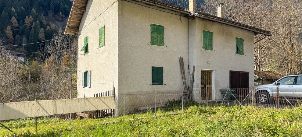 Prospetto casa con terreni