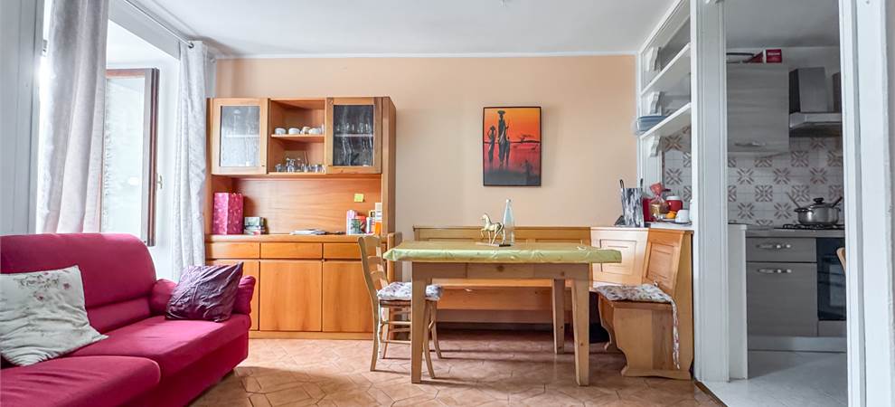 Soggiorno con tavolo e cucina