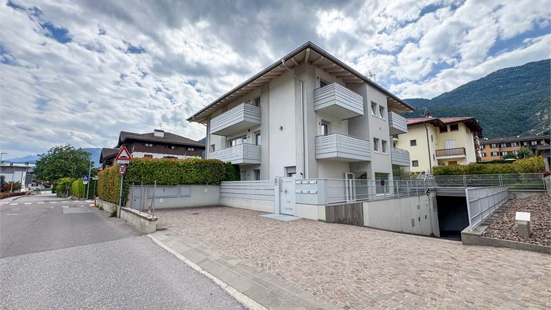 Bilocale con giardino e garage maxi in centro a Cles