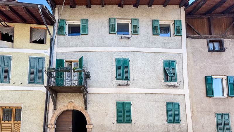Ampio appartamento all' ASTA nel cuore di Fondo