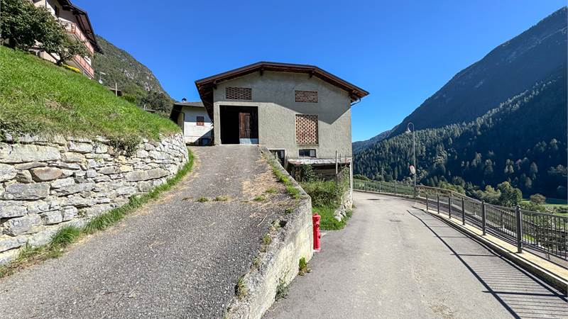 Edificio al grezzo con giardino e doppio accesso