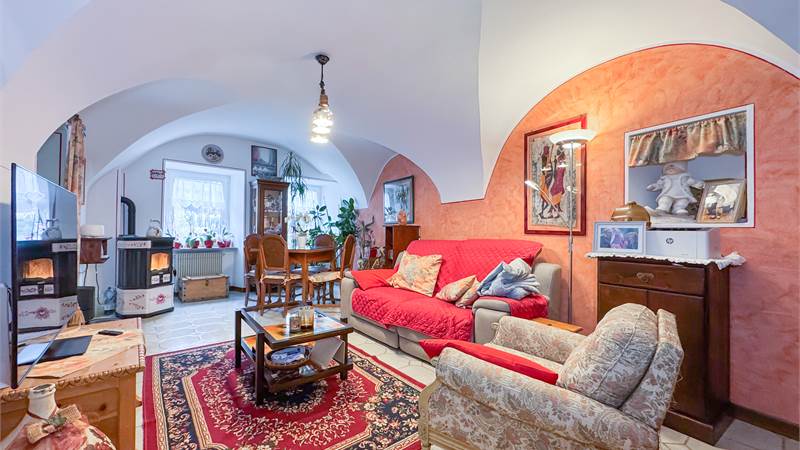 Grande casa con giardino e box al centro della Val di Sole