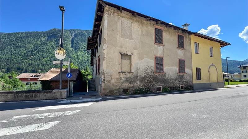 Croviana: casa terra-cielo con giardino e ampi spazi
