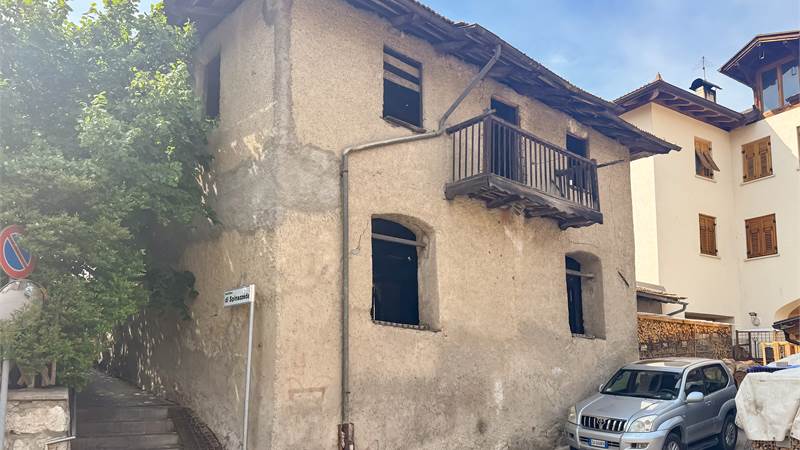 Casa indipendente da ristrutturare nel centro di Cles