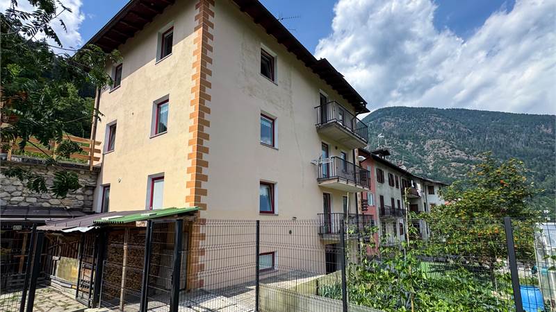 Terracielo con due appartamenti box e giardino a Fucine