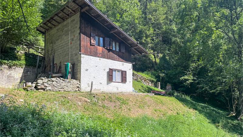 Maso nel bosco con terreni a San Giacomo